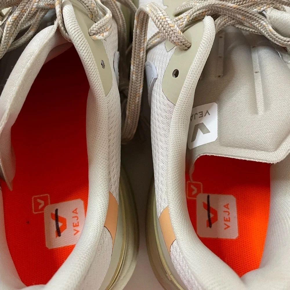 NWOT Veja Dekkan Sneaker Size 10 Women’s